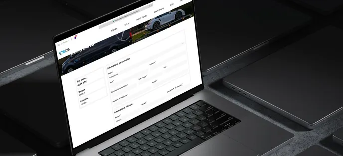 Screenshot du site Smart Transport sur un MacBook sur un fond abstrait