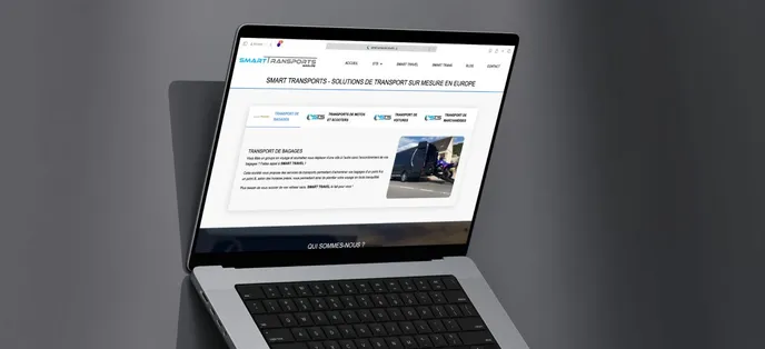 Screenshot du site Smart Transport sur un MacBook sur un fond abstrait