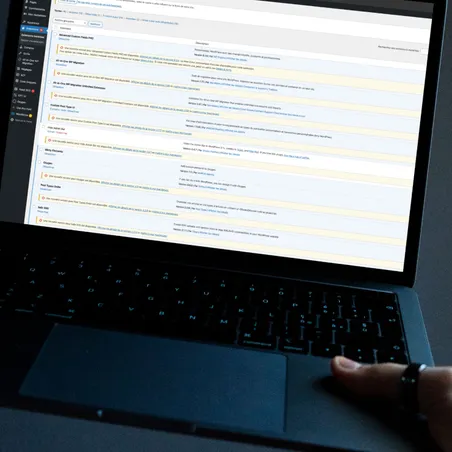 Photo d'une personne sur un ordinateur mettant a jour des plugins wordpress Photo d'une personne sur un ordinateur mettant a jour des plugins wordpress