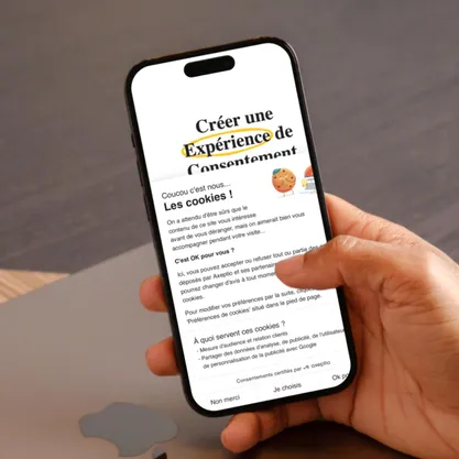 Photo d'une personne sur un téléphone acceptant les cookies